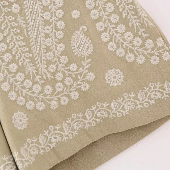 Chic and Stylish High-Waisted Embroidered Shorts, Size Medium - Picture 5 of 8